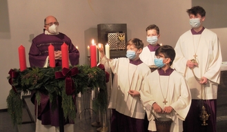 Gespannt schauen Messdiener in der Kirche St. Elisabeth auf die erste brennende Kerze.